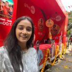 Archana Chandhoke Instagram – வண்டி கெளம்பிருச்சு…உங்க Area-ku நம்ம வண்டி வருது…!!!

இதே மாதிரி நீங்களும் எங்க வண்டியோட ஒரு Selfie எடுத்து Zee Tamil Page-ah Collab பண்ணுங்க…!!!🧡🔥

Zee Tamil குடும்ப விருதுகள் 2023.

#ZeeTamilKudumbaVirudhugal2023 #ZTKV #ZTKV2023 #ZeeTamil