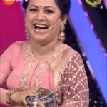 Archana Chandhoke Instagram - என்ன ஒரு ஆனந்தம் Acchuma-ku...!!!😂 Saregamapa Lil Champs | Saturday and Sunday at 7pm. #SaregamapaLilChamps3 #SaregamapaLilChamps #Abhirami #Saindhavi #SriNivas #Haricharan #Archana #SathishAndBand #Karunya #ZeeTamil