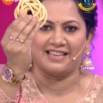 Archana Chandhoke Instagram - சோறு முக்கியம் பிகிலு...!!!😂💯 Saregamapa Lil Champs | Saturday and Sunday at 7pm. #SaregamapaLilChamps3 #SaregamapaLilChamps #Abhirami #Saindhavi #SriNivas #Haricharan #Archana #SathishAndBand #Karunya #ZeeTamil