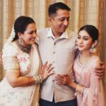 Archana Chandhoke Instagram - What you want more than a FAMILY 💝🥰 A complete profile ❤️💛 #archanachandhoke @archanachandhoke @zaaravineet.offl #vineeth Marriage Party