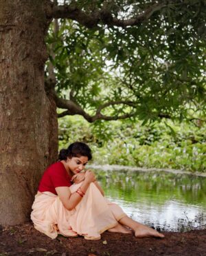 Archana Kavi Instagram - 𝐚𝐧 𝐨𝐫𝐝𝐢𝐧𝐚𝐫𝐲 𝐖𝐎𝐌𝐀𝐍❗️
.
.
Featuring ARCHANA KAVI @archanakavi 

Concept & DOP: @a_isography 

CC: @jaanki_sarees_ 

MUA: @ayra_by_jashma 

Assistedby: @ashik_04_ 

#women #woman #womaninframe #actress #malayalamactress