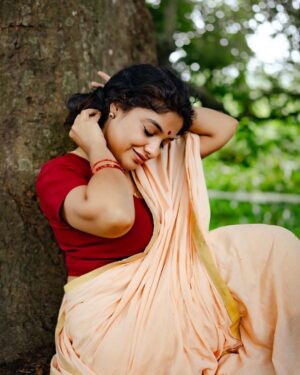 Archana Kavi Instagram - 𝐚𝐧 𝐨𝐫𝐝𝐢𝐧𝐚𝐫𝐲 𝐖𝐎𝐌𝐀𝐍❗️
.
.
Featuring ARCHANA KAVI @archanakavi 

Concept & DOP: @a_isography 

CC: @jaanki_sarees_ 

MUA: @ayra_by_jashma 

Assistedby: @ashik_04_ 

#women #woman #womaninframe #actress #malayalamactress