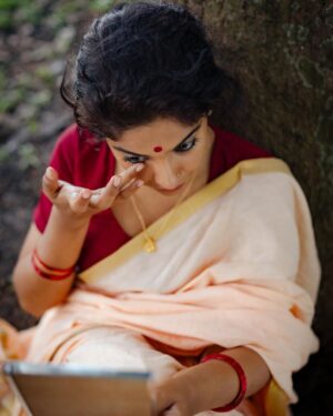 Archana Kavi Instagram - 𝐚𝐧 𝐨𝐫𝐝𝐢𝐧𝐚𝐫𝐲 𝐖𝐎𝐌𝐀𝐍❗️
.
.
Featuring ARCHANA KAVI @archanakavi 

Concept & DOP: @a_isography 

CC: @jaanki_sarees_ 

MUA: @ayra_by_jashma 

Assistedby: @ashik_04_ 

#women #woman #womaninframe #actress #malayalamactress