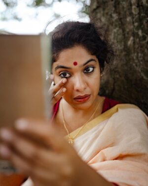 Archana Kavi Instagram - 𝐚𝐧 𝐨𝐫𝐝𝐢𝐧𝐚𝐫𝐲 𝐖𝐎𝐌𝐀𝐍❗️
.
.
Featuring ARCHANA KAVI @archanakavi 

Concept & DOP: @a_isography 

CC: @jaanki_sarees_ 

MUA: @ayra_by_jashma 

Assistedby: @ashik_04_ 

#women #woman #womaninframe #actress #malayalamactress