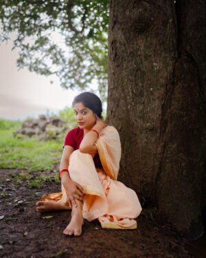 Archana Kavi Instagram - 𝐚𝐧 𝐨𝐫𝐝𝐢𝐧𝐚𝐫𝐲 𝐖𝐎𝐌𝐀𝐍❗️
.
.
Featuring ARCHANA KAVI @archanakavi 

Concept & DOP: @a_isography 

CC: @jaanki_sarees_ 

MUA: @ayra_by_jashma 

Assistedby: @ashik_04_ 

#women #woman #womaninframe #actress #malayalamactress