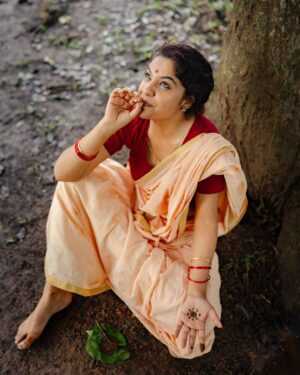 Archana Kavi Instagram - 𝐚𝐧 𝐨𝐫𝐝𝐢𝐧𝐚𝐫𝐲 𝐖𝐎𝐌𝐀𝐍❗️
.
.
Featuring ARCHANA KAVI @archanakavi 

Concept & DOP: @a_isography 

CC: @jaanki_sarees_ 

MUA: @ayra_by_jashma 

Assistedby: @ashik_04_ 

#women #woman #womaninframe #actress #malayalamactress