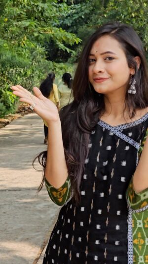 Archana Padhi Instagram - This song 🖤🖤…

Thank u my gang for this beautiful kurti❤️ @dr_amrita_agrawall @dr_nini231 @doc_samikshya