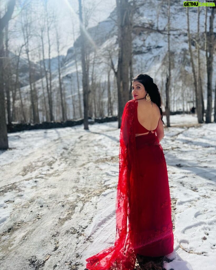 Archana Singh Rajput Instagram - Snowflakes are kisses from heaven. . . Makeup and hair done by @facestoriesbytabrezkhan Sissu, Himachal Pradesh