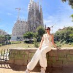 Ariah Agarwal Instagram - Thank Gaudi! I’m in Barcelona! 🇪🇸🌼☀️ . . . #sagradafamilia #casabatllo #barcelona #spain La Sagrada Familia