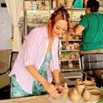 Ariah Agarwal Instagram - I seized the clay ✈️☁️🌧️🥶 Dharamkot • Mcleodganj • Dharamshala • Naddi . . . With a bunch of mad potters @dharamkotstudio #dharamkot #pottery #pasta #delhidelays #momos #israelifood #dhauladhar #travellocal #india Dharamshala Mcleodganj