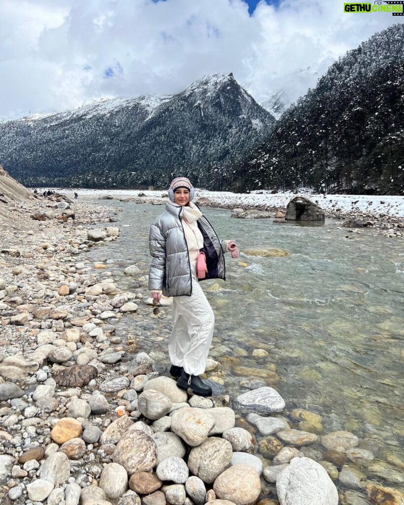 Ariah Agarwal Instagram - I was upto snow good ⛄️ Also, meet my cool friend (last slide) . . . #zeropoint #lachung #sikkim #northsikkim #yumthangvalley #snow #snow2023 #snowman Lachung , Zero Point , Yumthang Valley