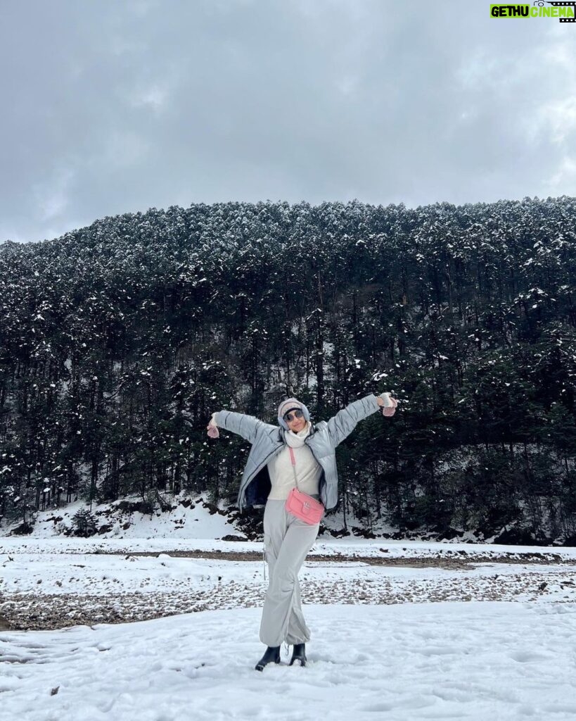 Ariah Agarwal Instagram - I was upto snow good ⛄️ Also, meet my cool friend (last slide) . . . #zeropoint #lachung #sikkim #northsikkim #yumthangvalley #snow #snow2023 #snowman Lachung , Zero Point , Yumthang Valley