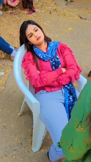 Ariyana Glory Instagram - That was really a bad prank 👎 @aqsa0778 🤣

Prank on set