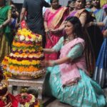Ariyana Glory Instagram - Happy to Host @geminitv Bathukamma Sambaralu at Karimnagar 😍 Andariki Bathukamma Subhakanshalu 🌼🌷🌺🌱 Styling @harinireddym Outfit @sravanimandali.official Jewellery @fashioncurvee