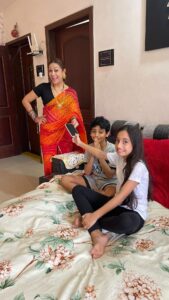 Ashita Dhawan Instagram - Bass kabhi kabhi hum ghar pe thoda drama kar lete hai😅😅 #meredoanmolratan❤️ #justforlaughs I restrict my kids from using gadgets and limit their screen time..DO YOU??