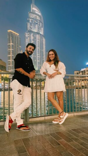 Ashita Dhawan Instagram - Dubai mein kya yeh kar gayi main?😮😱😂😉
Ek thumke se Emaar hill jaaye,
Aur Bemaar khil jaaye🤣
P.S-sorry aur koi line jaa nahi rahi thi😂✌️😉
.
.
#creative #content #collab #collaboration #weekendcreator #ashitadhawan #dabbangdhawan #graphics #gimmic #indiantelevision #creator #fun #magic #trick #reel #trending #makethisviral #fingerscrossed