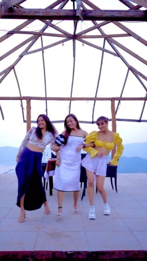 Ashita Dhawan Instagram - The 3 Mountain Lovers💛🤍💛
.
.
#girlstrip #foresthillstala #foresthills #dancing #dancingqueen #artist #actorslife #actor #creator #influencer #vlogger #aditishetty #ashitadhawan #dabbangdhawan #meenupanchal #friends #nature #naturelovers