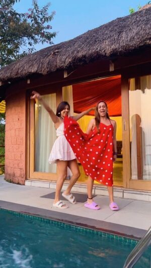 Ashita Dhawan Instagram - Coz we love dancing and dance is life❤️🤍
.
.
#foresthillstala #marigold #hermitage #vacay #friends #alwaysandforever #aditishetty #ashitadhawan #dabbangdhawan #dhawanswhoarehappy #nature #outdoor #livelovelaugh