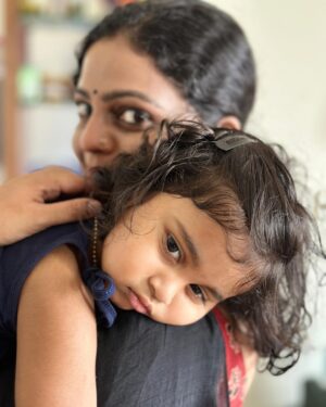 Aswathy Sreekanth Instagram - That ‘Amma pondaa’ mode ! And swipe to see what happens when Amma says ‘Ok, am not going anywhere’ 😁😁

#mommyguilt #wheremyheartmelts