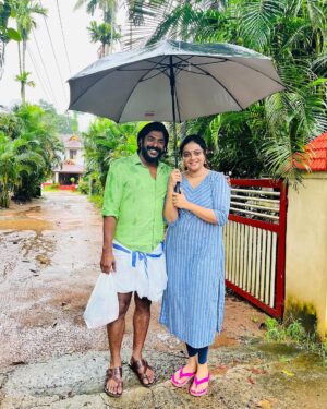 Aswathy Sreekanth Instagram - Rainy day outdoor shoot 😀 @s.psreekumar 
@mirai_byrithu 
#chakkappazham #plavilaveed