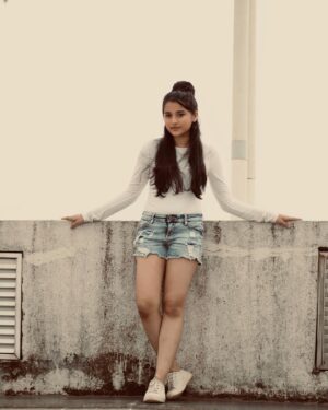 Aurra Bhatnagar Badoni Instagram - 🦋🤎✨ Set yourself free 🦋🤎✨

📸: @shutterjuicestudio Imtiyaz sayyed