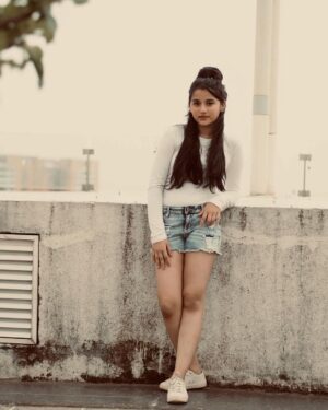 Aurra Bhatnagar Badoni Instagram - 🦋🤎✨ Set yourself free 🦋🤎✨

📸: @shutterjuicestudio Imtiyaz sayyed