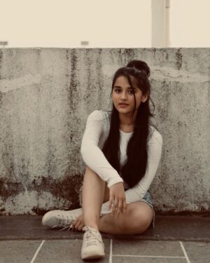 Aurra Bhatnagar Badoni Instagram - 🦋🤎✨ Set yourself free 🦋🤎✨

📸: @shutterjuicestudio Imtiyaz sayyed