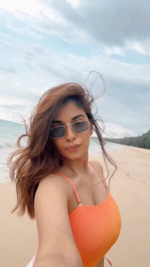 Avantika Hundal Instagram - Sure I do 🌊

@avanikhaolak