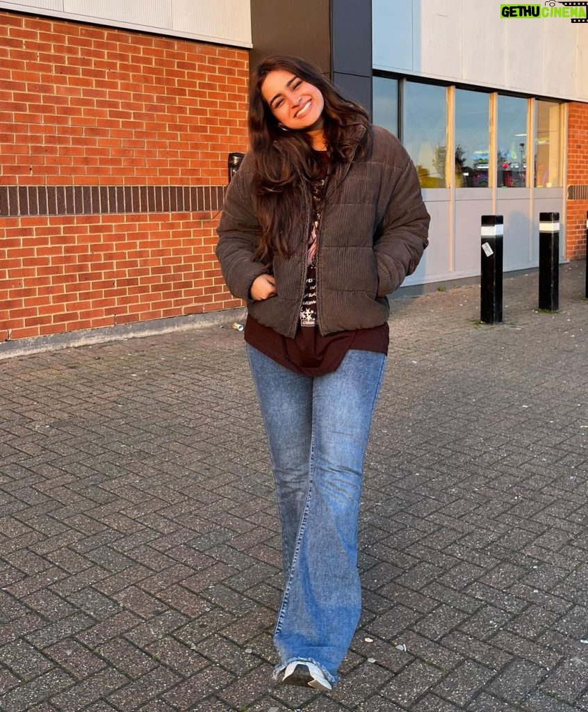 Ayesha Khan Instagram - Send me your playlist 🫰 London, United Kingdom