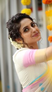 Ayesha Zeenath Instagram - Happy Onam 🌸 : : : Makeup: @makeup_by_kez Hair: @banuhairstylist Blouse: @yaradesigners Saree & Jewellery: @vasahindia Lens: @dhanush__photography Location: @kezmakeupstudioandacademy #onam #kerala #festival #instagram