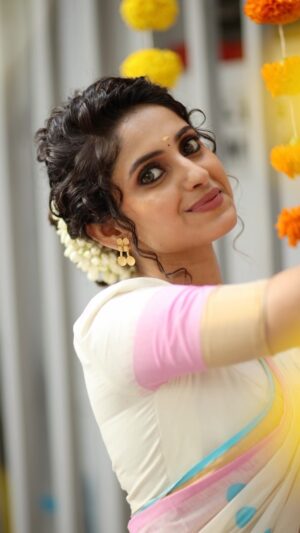 Ayesha Zeenath Instagram - Happy Onam 🌸

:
:
:
Makeup: @makeup_by_kez 
Hair: @banuhairstylist 
Blouse: @yaradesigners 
Saree & Jewellery: @vasahindia 
Lens: @dhanush__photography 
Location: @kezmakeupstudioandacademy
#onam #kerala #festival #instagram