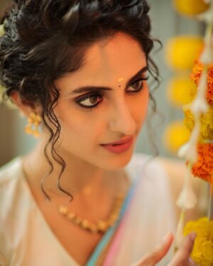 Ayesha Zeenath Instagram - Happy Onam 🌸
:
:
:
Makeup: @makeup_by_kez 
Hair: @banuhairstylist 
Blouse: @yaradesigners 
Saree & Jewellery: @vasahindia 
Lens: @dhanush__photography 
Location: @kezmakeupstudioandacademy
:
;
#onam #kerala #traditional #festival