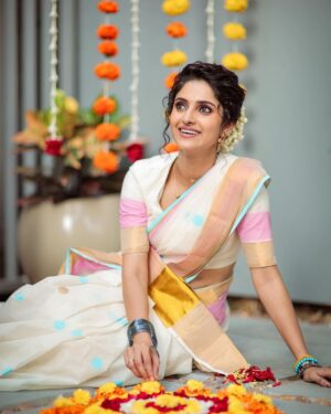 Ayesha Zeenath Instagram - Happy Onam 🌸
:
:
:
Makeup: @makeup_by_kez 
Hair: @banuhairstylist 
Blouse: @yaradesigners 
Saree & Jewellery: @vasahindia 
Lens: @dhanush__photography 
Location: @kezmakeupstudioandacademy
:
;
#onam #kerala #traditional #festival