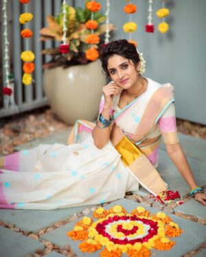 Ayesha Zeenath Instagram - Happy Onam 🌸
:
:
:
Makeup: @makeup_by_kez 
Hair: @banuhairstylist 
Blouse: @yaradesigners 
Saree & Jewellery: @vasahindia 
Lens: @dhanush__photography 
Location: @kezmakeupstudioandacademy
:
;
#onam #kerala #traditional #festival