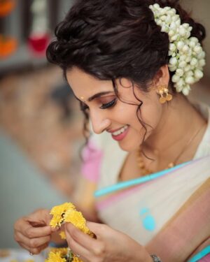 Ayesha Zeenath Instagram - Happy Onam 🌸
:
:
:
Makeup: @makeup_by_kez 
Hair: @banuhairstylist 
Blouse: @yaradesigners 
Saree & Jewellery: @vasahindia 
Lens: @dhanush__photography 
Location: @kezmakeupstudioandacademy
:
;
#onam #kerala #traditional #festival