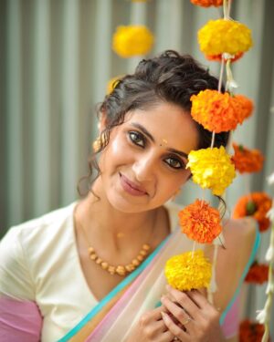 Ayesha Zeenath Instagram - Happy Onam 🌸
:
:
:
Makeup: @makeup_by_kez 
Hair: @banuhairstylist 
Blouse: @yaradesigners 
Saree & Jewellery: @vasahindia 
Lens: @dhanush__photography 
Location: @kezmakeupstudioandacademy
:
;
#onam #kerala #traditional #festival