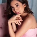 Barkha Singh Instagram - Caption this lovelies. 💗 let’s see how creative you can get! 😀 Shot by @photographybyafn Styled by @aesana0710 Makeup @nikkiishahofficial Hairstyling @misha.makeovers Outfit courtesy @aroundthecityshop Jewellery @kushalsfashionjewellery Location @blabberallday @rainmakerconsults #portrait #pink #gaze Mumbai, Maharashtra