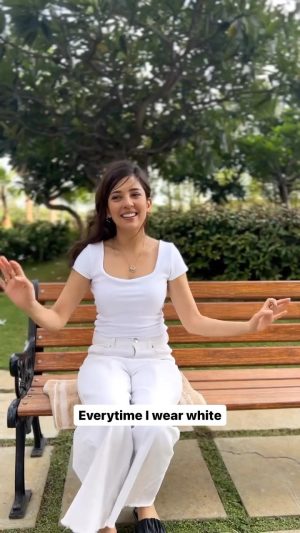 Barkha Singh Instagram - Wait for the end 😅😂

#whiteoutfit #funnyvideo #lol #MeGustas