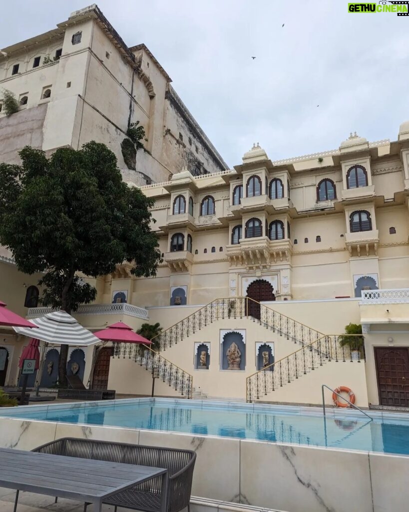 Bhagyashree Limaye Instagram - Royally dumping some! 🩷 . . #vacay #rajasthan #incredibleindia #love #udaipur #weekend #friyay #monsoon Taj Fateh Prakash Palace