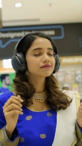 Bhagyashree Limaye Instagram - My Ganesh Chaturthi is incomplete without music and… gifts🎶🎁 These truly bring my celebrations alive! And now it’s my turn to brighten up the festivities for my friends and family too🙌 So when I found out that @JBLIndia's Tune Series and Tour One M2 Headphones are displayed in the @reliance_digital store here in Pune, I just had to get my hands on them! You too can celebrate Ganesh Chaturthi with #PerfectSound with @JBLIndia's special festive offers. Get 10% instant cashback OR one EMI free with no cost EMI (EMI starts from INR 3000)😲🤌 #JBL #JBLxBhagyashree #GaneshChaturthi #GaneshChaturthiCelebrations #Music #MusicLove #FestiveVibes