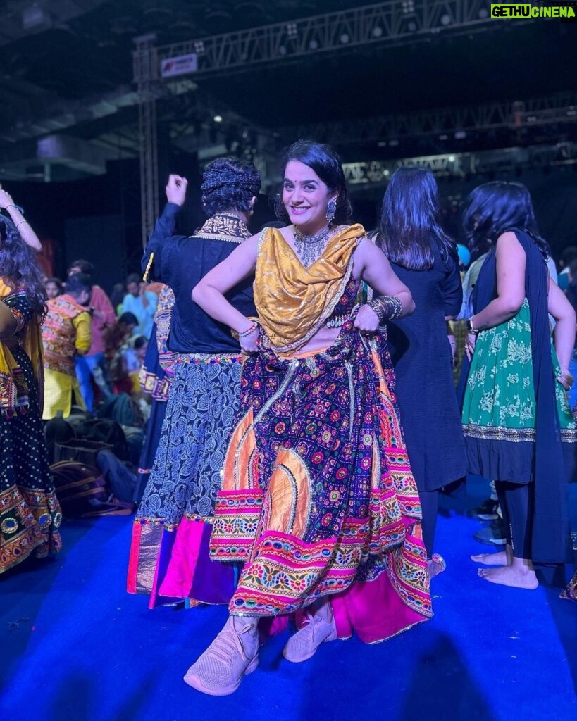 Bhagyashree Mote Instagram - Garba fever last night!🌈 Let myself out for last night of Navratri! Thank You @suchitragosavi for encouraging me!😘 P. S. Find 👟 in the pic . . . #garba #fun #navratri #dance #positivity #lastday #dressup #vibe #feel #colours #culture #fresh
