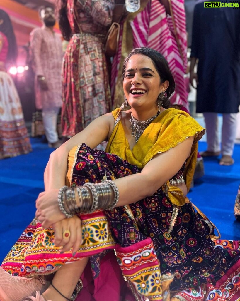 Bhagyashree Mote Instagram - Garba fever last night!🌈 Let myself out for last night of Navratri! Thank You @suchitragosavi for encouraging me!😘 P. S. Find 👟 in the pic . . . #garba #fun #navratri #dance #positivity #lastday #dressup #vibe #feel #colours #culture #fresh