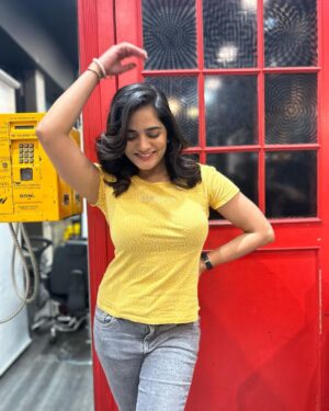 Bhagyashree Mote Instagram - Cleaned up well! 🪮 
.
.
.
Thank you Darling @shanohanspal11 😘
@aalimhakim