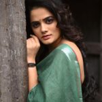 Bhagyashree Mote Instagram - वो तेरे मेरे इश्क़ का इक शायराना दौर सा था!🚲❤️ . . . Photo by - @kuldip1985 Makeup by - @makeupartist_dhanashree Hair style by - @k.omkar_ Saree by - @silkyattitude_official