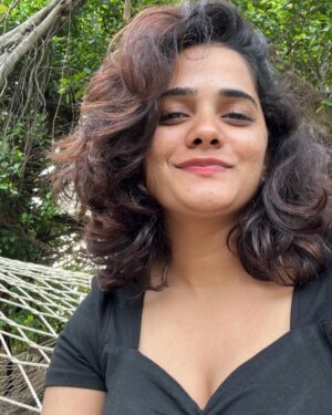 Bhagyashree Mote Instagram - Unplanned outings, cozy cafes, tasty food hogging, reading books in all places, enjoying the quietness, experiencing cold and breezy air for hours and hours! I have had all the kind of fun I needed for a break! This susegaad place is all hearts!🫶🏻🍃🤍🪭
