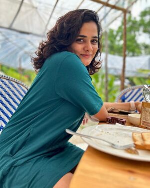 Bhagyashree Mote Instagram - Unplanned outings, cozy cafes, tasty food hogging, reading books in all places, enjoying the quietness, experiencing cold and breezy air for hours and hours! I have had all the kind of fun I needed for a break! This susegaad place is all hearts!🫶🏻🍃🤍🪭