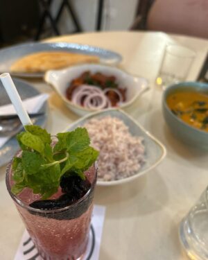 Bhagyashree Mote Instagram - Good food, good mood!💜🤍 #allthatdelicacy #moreconcentrating #onpeace #andself