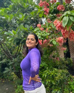 Bhagyashree Mote Instagram - Good food, good mood!💜🤍 #allthatdelicacy #moreconcentrating #onpeace #andself