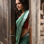 Bhagyashree Mote Instagram - वो तेरे मेरे इश्क़ का इक शायराना दौर सा था!🚲❤️ . . . Photo by - @kuldip1985 Makeup by - @makeupartist_dhanashree Hair style by - @k.omkar_ Saree by - @silkyattitude_official