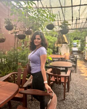 Bhagyashree Mote Instagram - Unplanned outings, cozy cafes, tasty food hogging, reading books in all places, enjoying the quietness, experiencing cold and breezy air for hours and hours! I have had all the kind of fun I needed for a break! This susegaad place is all hearts!🫶🏻🍃🤍🪭